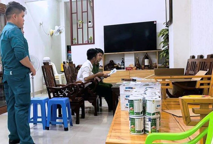 Thu giữ nhiều hộp sữa không rõ nguồn gốc - Ảnh 2.