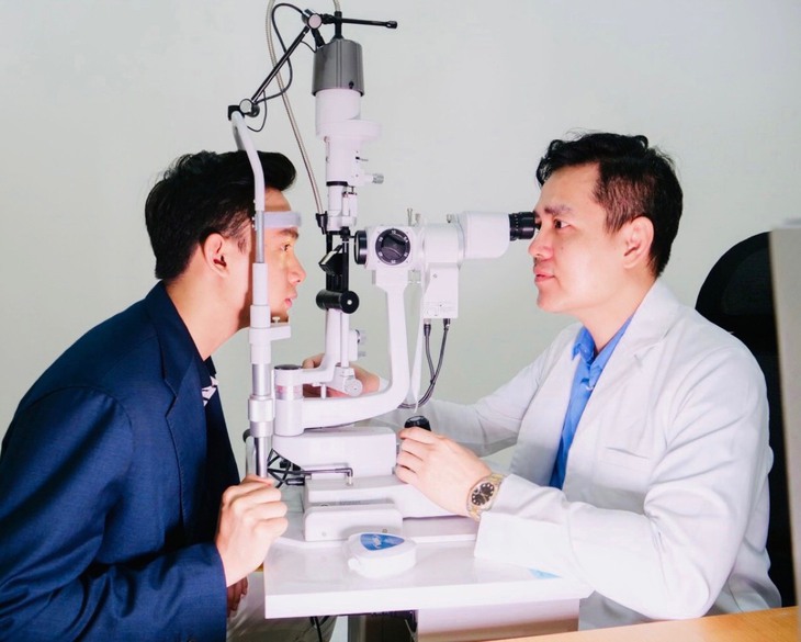 Chuyên gia nhãn khoa khuyến cáo gì khi chữa đau mắt đỏ bằng xông lá trầu, đắp nha đam, diếp cá... - Ảnh 1. Chuyên gia nhãn khoa khuyến cáo gì khi chữa đau mắt đỏ bằng xông lá trầu, đắp nha đam, diếp cá... - Ảnh 1.