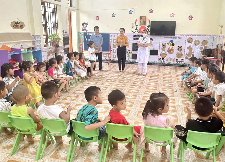 Dịch đau mắt đỏ có xu hướng tăng, Nghệ An đẩy mạnh phòng chống - Ảnh 5. Dịch đau mắt đỏ có xu hướng tăng, Nghệ An đẩy mạnh phòng chống - Ảnh 5.