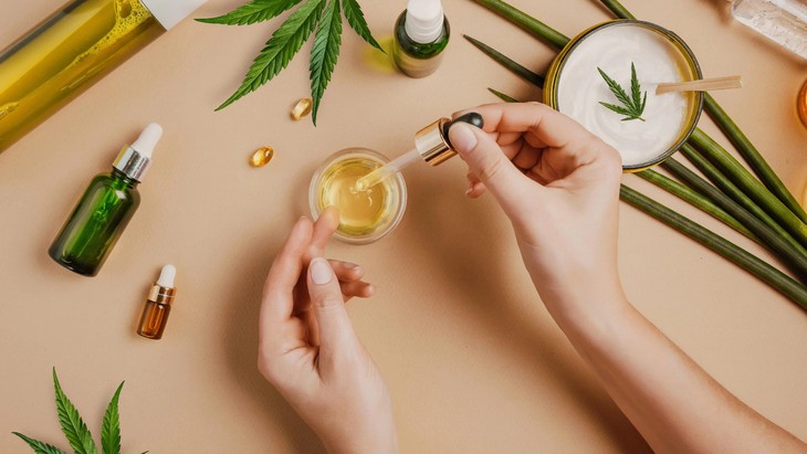 Cách bôi vitamin E để dưỡng ẩm da, chống lão hóa - Ảnh 1. Cách bôi vitamin E để dưỡng ẩm da, chống lão hóa - Ảnh 1.