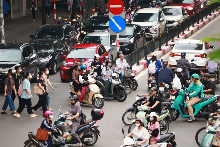 Nút giao thông Lê Đức Thọ - Nguyễn Hoàng - Hàm Nghi thường xuyên xảy ra tình trạng ùn tắc giao thông, đặc biệt vào những khung giờ cao điểm (ảnh minh họa). Nút giao thông Lê Đức Thọ - Nguyễn Hoàng - Hàm Nghi thường xuyên xảy ra tình trạng ùn tắc giao thông, đặc biệt vào những khung giờ cao điểm (ảnh minh họa).