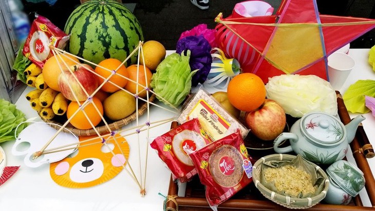Cách bày trí mâm cỗ trung thu đẹp, đơn giản nhất tại nhà - Ảnh 3.