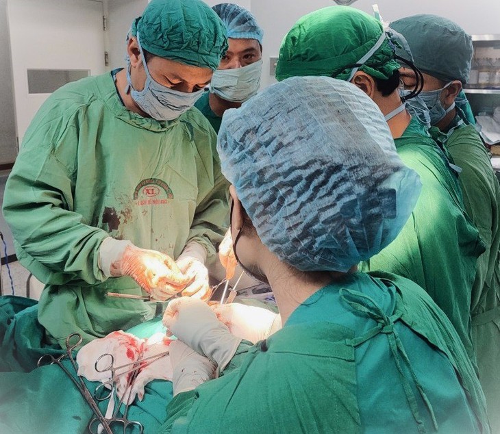 Bệnh nhân bị đâm xuyên tim được cứu sống - Ảnh 1.