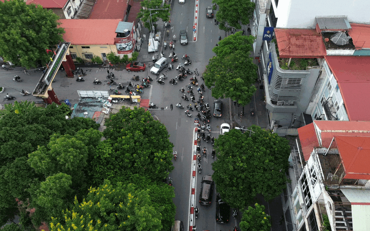 Người dân ‘xếp hàng’ để… vi phạm giao thông tại nút giao Chùa Bộc