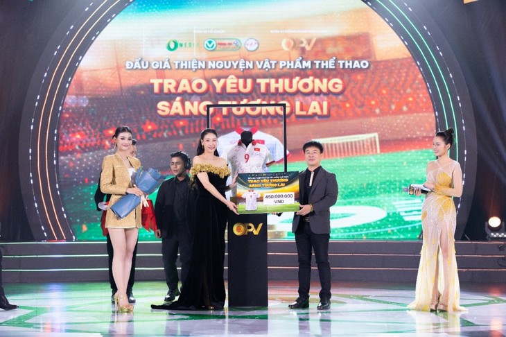Dược phẩm TV.PHARM tài trợ, đấu giá vật phẩm bóng đá gây quỹ từ thiện - Ảnh 1. Dược phẩm TV.PHARM tài trợ, đấu giá vật phẩm bóng đá gây quỹ từ thiện - Ảnh 1.