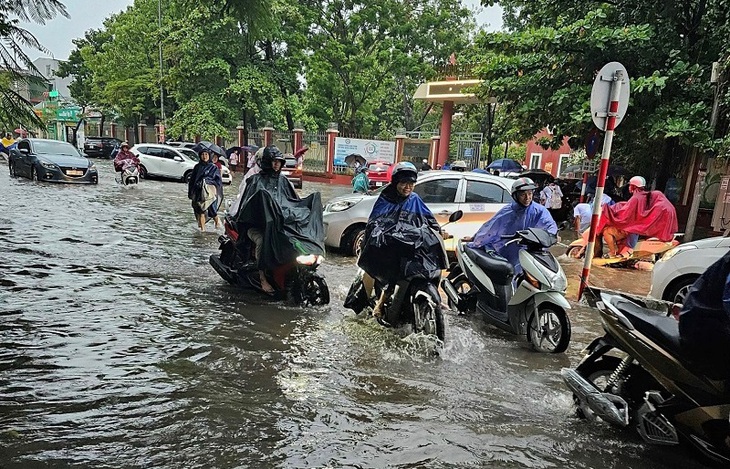 Nhiều tuyến phố ngập sâu, người và phương tiện “bì bõm” trong biển nước - Ảnh 6. Nhiều tuyến phố ngập sâu, người và phương tiện “bì bõm” trong biển nước - Ảnh 6.