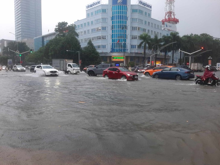 Nhiều tuyến phố ngập sâu, người và phương tiện “bì bõm” trong biển nước - Ảnh 1. Nhiều tuyến phố ngập sâu, người và phương tiện “bì bõm” trong biển nước - Ảnh 1.