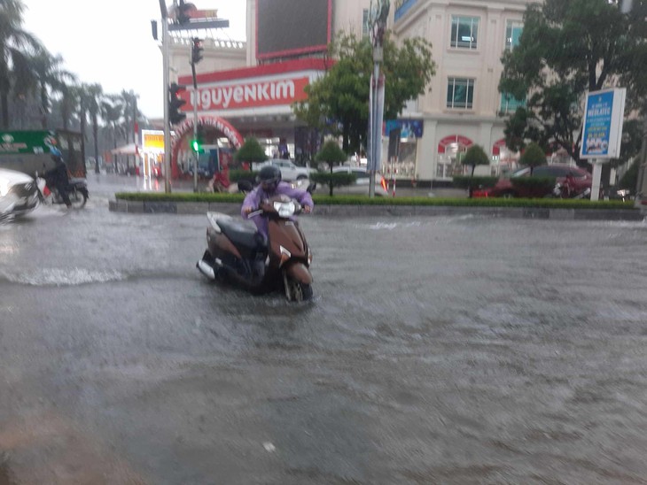 Nhiều tuyến phố ngập sâu, người và phương tiện “bì bõm” trong biển nước - Ảnh 2. Nhiều tuyến phố ngập sâu, người và phương tiện “bì bõm” trong biển nước - Ảnh 2.