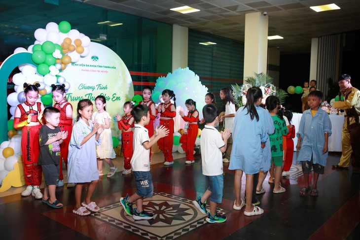 Mang 'chú Cuội, chị Hằng' đến với các bệnh nhi - Ảnh 8.