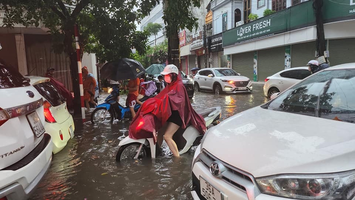 Nhiều tuyến phố ngập sâu, người và phương tiện “bì bõm” trong biển nước - Ảnh 4. Nhiều tuyến phố ngập sâu, người và phương tiện “bì bõm” trong biển nước - Ảnh 4.