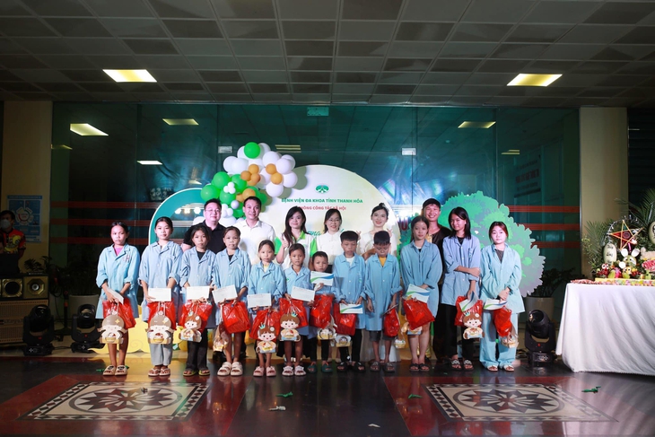 Mang 'chú Cuội, chị Hằng' đến với các bệnh nhi - Ảnh 9.
