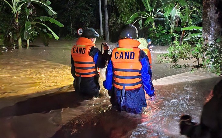 Trắng đêm dầm mình trong lũ hỗ trợ người dân