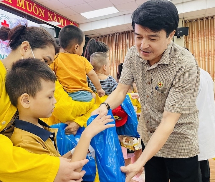 Mang 'chú Cuội, chị Hằng' đến với các bệnh nhi - Ảnh 7.