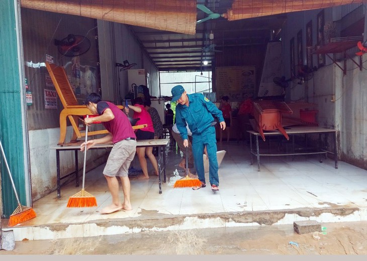 Người dân tranh thủ dọn bùn đất sau khi nước lũ rút - Ảnh 5.
