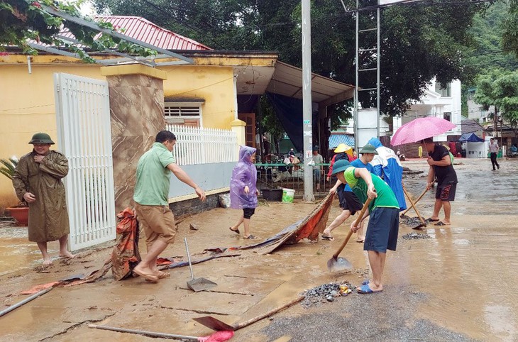 Người dân tranh thủ dọn bùn đất sau khi nước lũ rút - Ảnh 6.