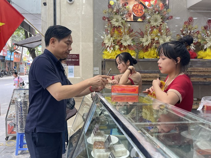 Thị trường bánh trung thu ế ẩm, nhiều chương trình khuyến mãi được tung ra - Ảnh 2.