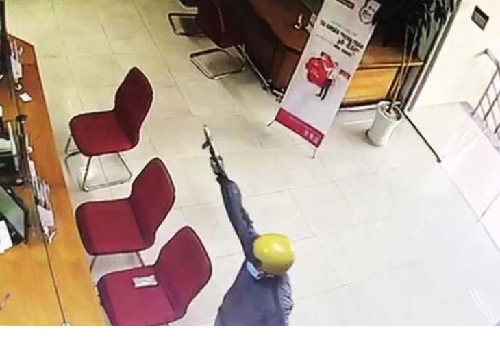 Đã bắt được nghi phạm dùng súng tự chế cướp ngân hàng ở Tiền Giang - Ảnh 2.