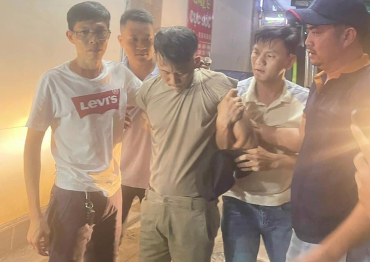 Bắt đối tượng dùng súng xông vào nhà sách để cướp tài sản - Ảnh 1. Bắt đối tượng dùng súng xông vào nhà sách để cướp tài sản - Ảnh 1.
