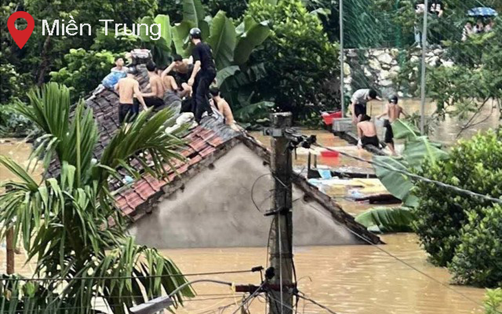 Mưa lũ miền Trung: Quốc lộ, bản làng bị chia cắt, học sinh leo mái nhà