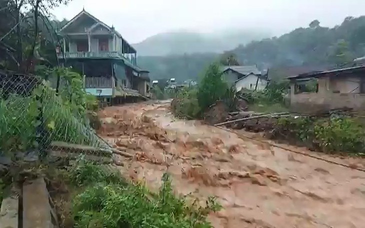 Lũ cuồn cuộn đồ về, nhiều bản làng ở Nghệ An bị chia cắt