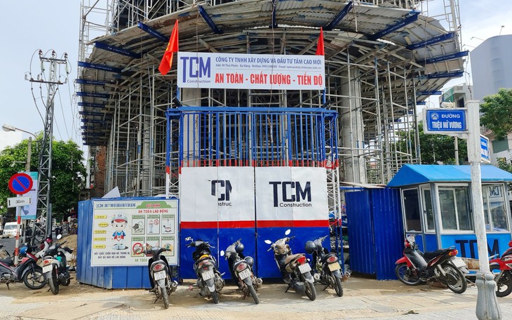 Kéo sắt thi công tòa nhà 7 tầng, nam công nhân bị điện giật