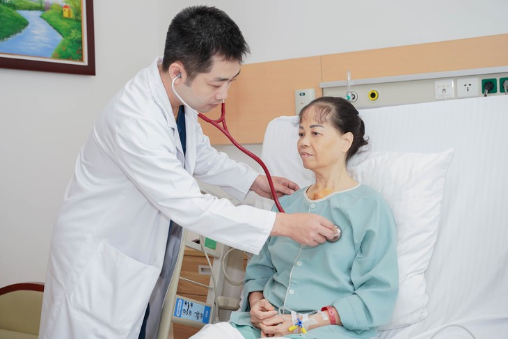 Bệnh nhân bị vỡ tim nguy kịch, hai lần ngừng tuần hoàn được cứu sống kỳ diệu - Ảnh 2.