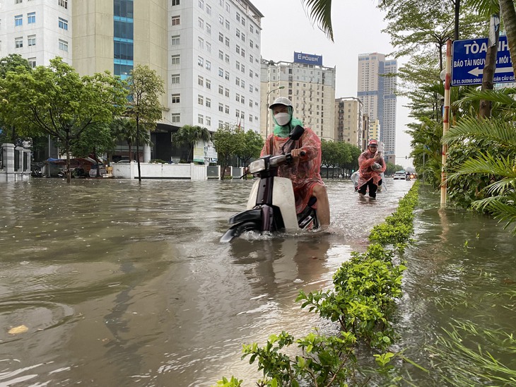 Chiều tối nay Hà Nội lại mưa dông, nhiều tuyến phố nguy cơ cao ngập úng - Ảnh 2. Chiều tối nay Hà Nội lại mưa dông, nhiều tuyến phố nguy cơ cao ngập úng - Ảnh 2.