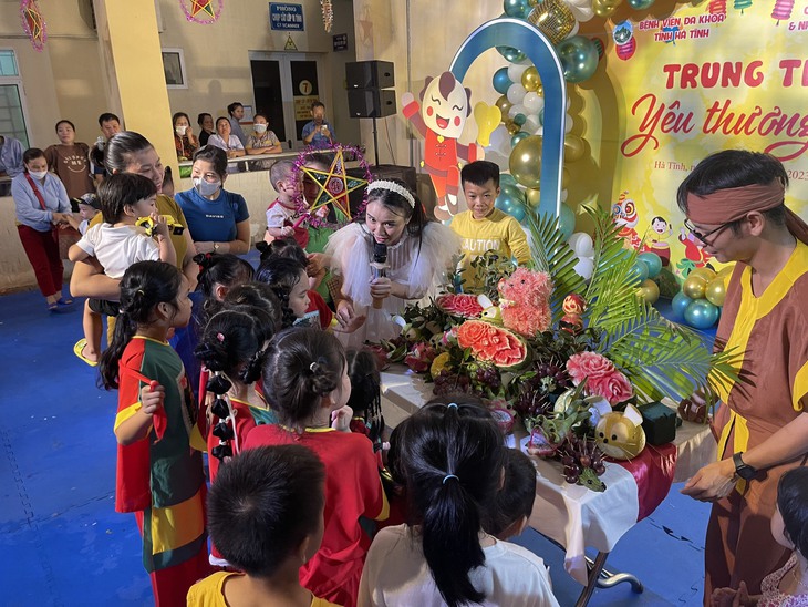 Mang 'chú Cuội, chị Hằng' đến với các bệnh nhi - Ảnh 2.