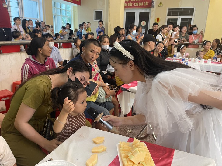 Mang 'chú Cuội, chị Hằng' đến với các bệnh nhi - Ảnh 3.
