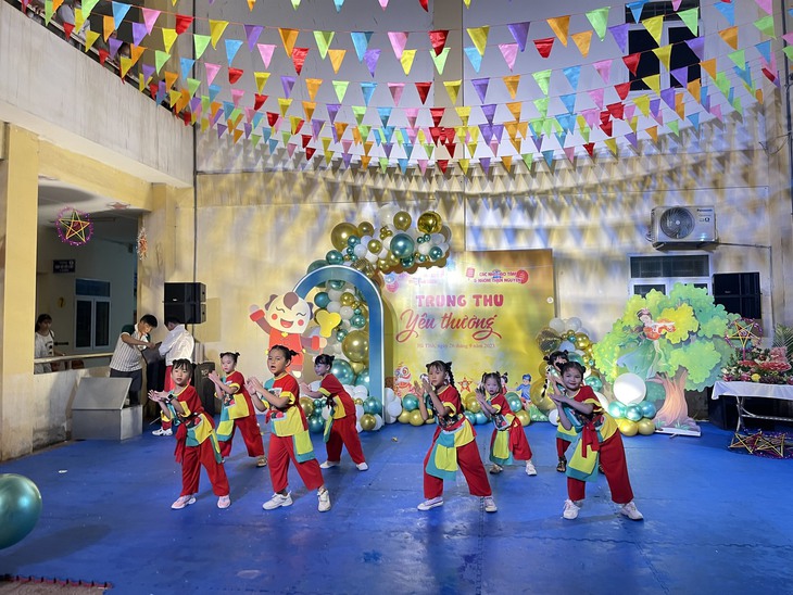 Mang 'chú Cuội, chị Hằng' đến với các bệnh nhi - Ảnh 1.