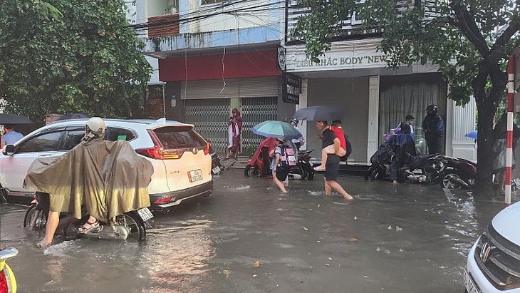 Nhiều tuyến phố ngập sâu, người và phương tiện “bì bõm” trong biển nước - Ảnh 5. Nhiều tuyến phố ngập sâu, người và phương tiện “bì bõm” trong biển nước - Ảnh 5.