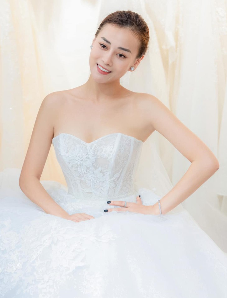 Phương Oanh đi thử váy cưới, chuẩn bị cho ngày trọng đại với Shark Bình - Ảnh 4. Phương Oanh đi thử váy cưới, chuẩn bị cho ngày trọng đại với Shark Bình - Ảnh 4.