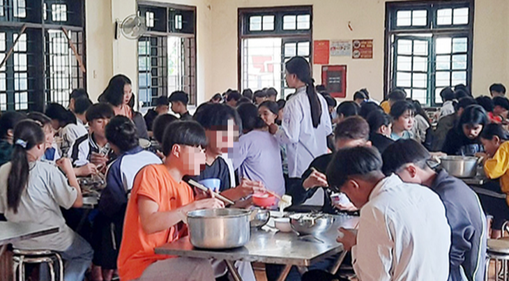 Dấu hiệu nào giúp nhân viên bếp ăn nghi ngờ có thuốc sâu trong cơm tập thể của học sinh Sơn La? - Ảnh 3.