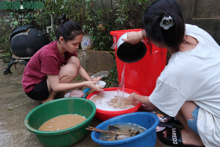 "Chúng em bị lũ cuốn trôi hết sách vở rồi" - Ảnh 2. "Chúng em bị lũ cuốn trôi hết sách vở rồi" - Ảnh 2.