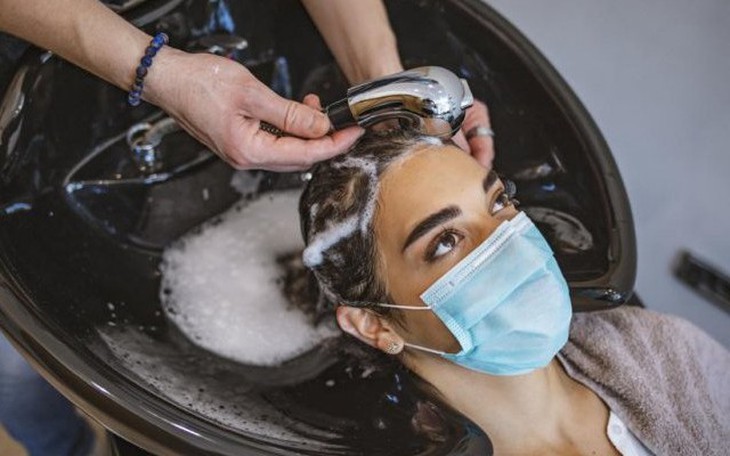 Có thể lây bệnh đậu mùa khỉ khi gội đầu, làm tóc và móng tay không?