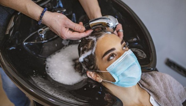 Có thể lây bệnh đậu mùa khỉ khi gội đầu, làm tóc và móng tay không? - Ảnh 4.