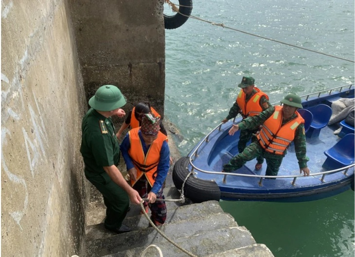 Đắm tàu trên biển, mẹ đẻ và vợ chồng con trai được bộ đội biên phòng cứu sống - Ảnh 1.
