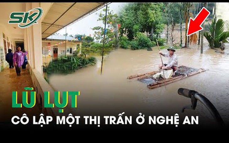 Nước lũ dâng cao chạm nóc nhà dân, cô lập một thị trấn ở Nghệ An