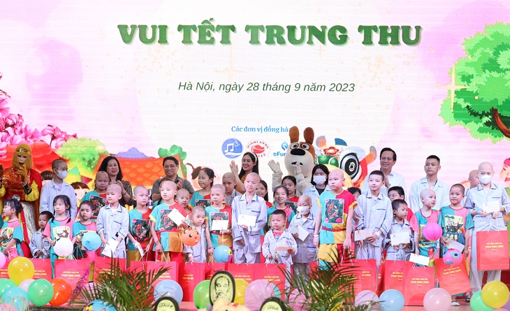 Thủ tướng thăm, tặng quà, động viên bệnh nhi tại Viện Huyết học - Truyền máu TW dịp Tết Trung thu
- Ảnh 1. Thủ tướng thăm, tặng quà, động viên bệnh nhi tại Viện Huyết học - Truyền máu TW dịp Tết Trung thu
- Ảnh 1.