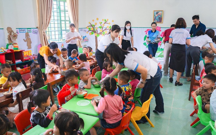 Tiếp sức bữa ăn dinh dưỡng đến các em học sinh vùng cao