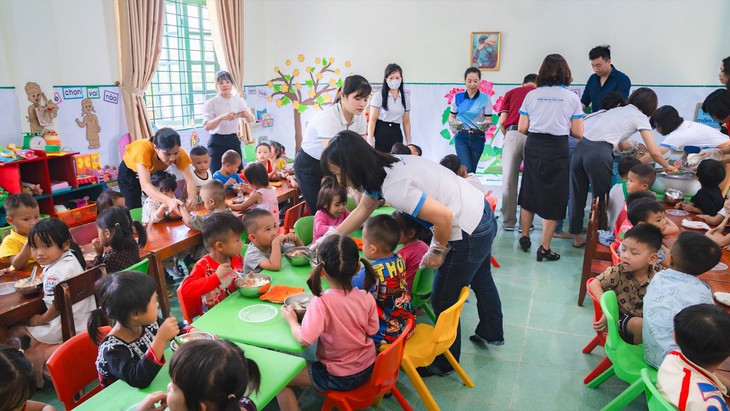 Tiếp sức bữa ăn dinh dưỡng đến các em học sinh vùng cao - Ảnh 2.