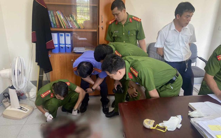 Chồng đâm vợ trọng thương tại phòng Thẩm phán khi đang hòa giải
