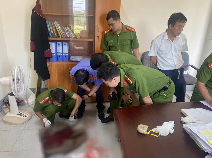 Đến tòa giải quyết ly hôn, chồng dùng dao đâm vợ trọng thương - Ảnh 1.