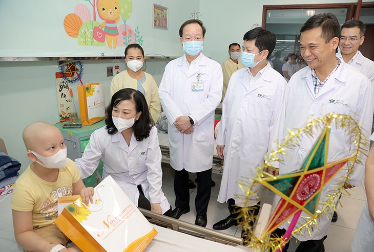 Ngày Tết Trung thu, Bộ trưởng Bộ Y tế Đào Hồng Lan đến thăm, động viên bệnh nhi ung thư
- Ảnh 1. Ngày Tết Trung thu, Bộ trưởng Bộ Y tế Đào Hồng Lan đến thăm, động viên bệnh nhi ung thư
- Ảnh 1.