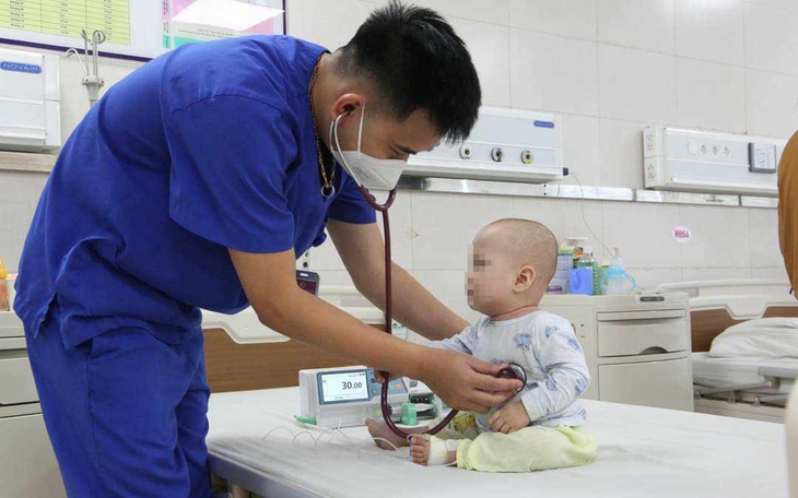 Đi ngoài 20 lần một ngày, bé trai nguy kịch phải lọc máu