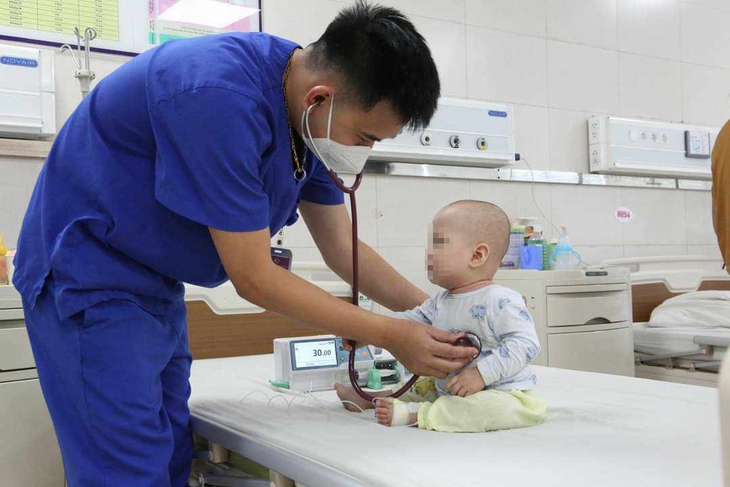 Đi ngoài 20 lần một ngày, bé trai nguy kịch phải lọc máu - Ảnh 2. Đi ngoài 20 lần một ngày, bé trai nguy kịch phải lọc máu - Ảnh 2.