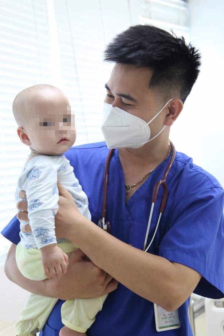 Đi ngoài 20 lần một ngày, bé trai nguy kịch phải lọc máu - Ảnh 3. Đi ngoài 20 lần một ngày, bé trai nguy kịch phải lọc máu - Ảnh 3.