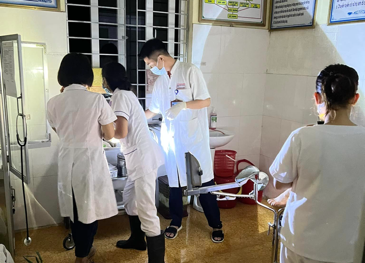 Vượt lũ trong đêm để đỡ đẻ cho sản phụ - Ảnh 1.