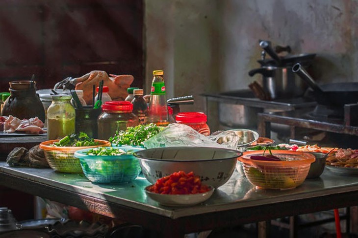 Nhiều người có thói quen để thức ăn thừa qua đêm, mai hâm nóng ăn lại. Tuy nhiên không biết rằng không phải loại nào cũng để được. Ảnh minh họa