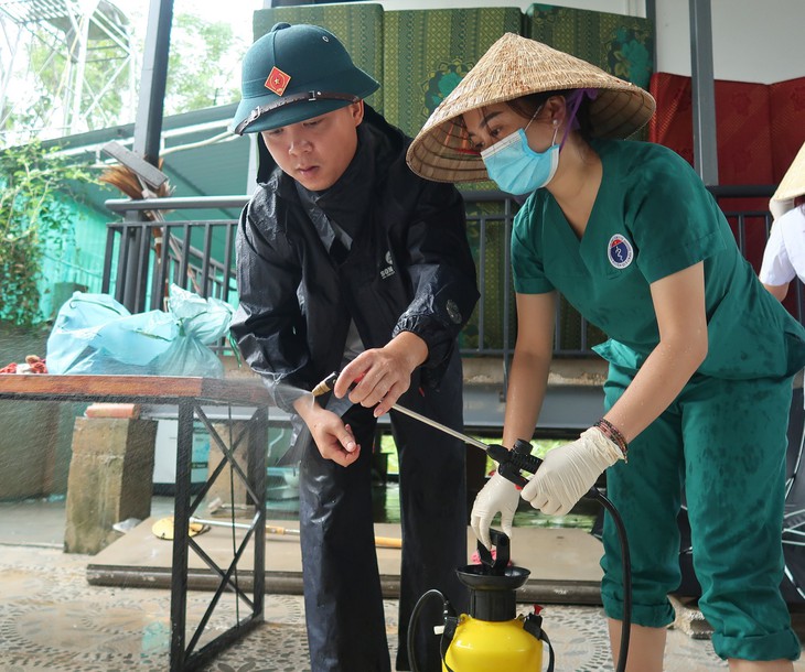 Tâm lũ Quỳ Châu: Nhanh chóng khử sạch nguồn nước cho người dân vùng lũ - Ảnh 2. Tâm lũ Quỳ Châu: Nhanh chóng khử sạch nguồn nước cho người dân vùng lũ - Ảnh 2.